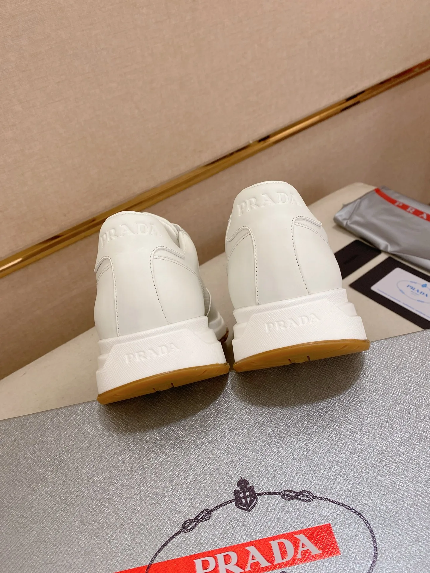 Men's shoes 💰 580💰 ✔️✔️✔️High-quality new PRADA counters are launched at the same time. The new men's shoes and 😘fabrics are selected from imported first-layer cowhide and are made by pure handcrafts. Lining: Full cowhide lining. 👍🏿 High-end ☄️ air-cushion molded anti-slip rubber outsole, exquisite lines, simple and elegant, comfortable and high-end for leisure travel. Code number: 38 to 44 (45 can be customized and cannot be returned or exchanged)